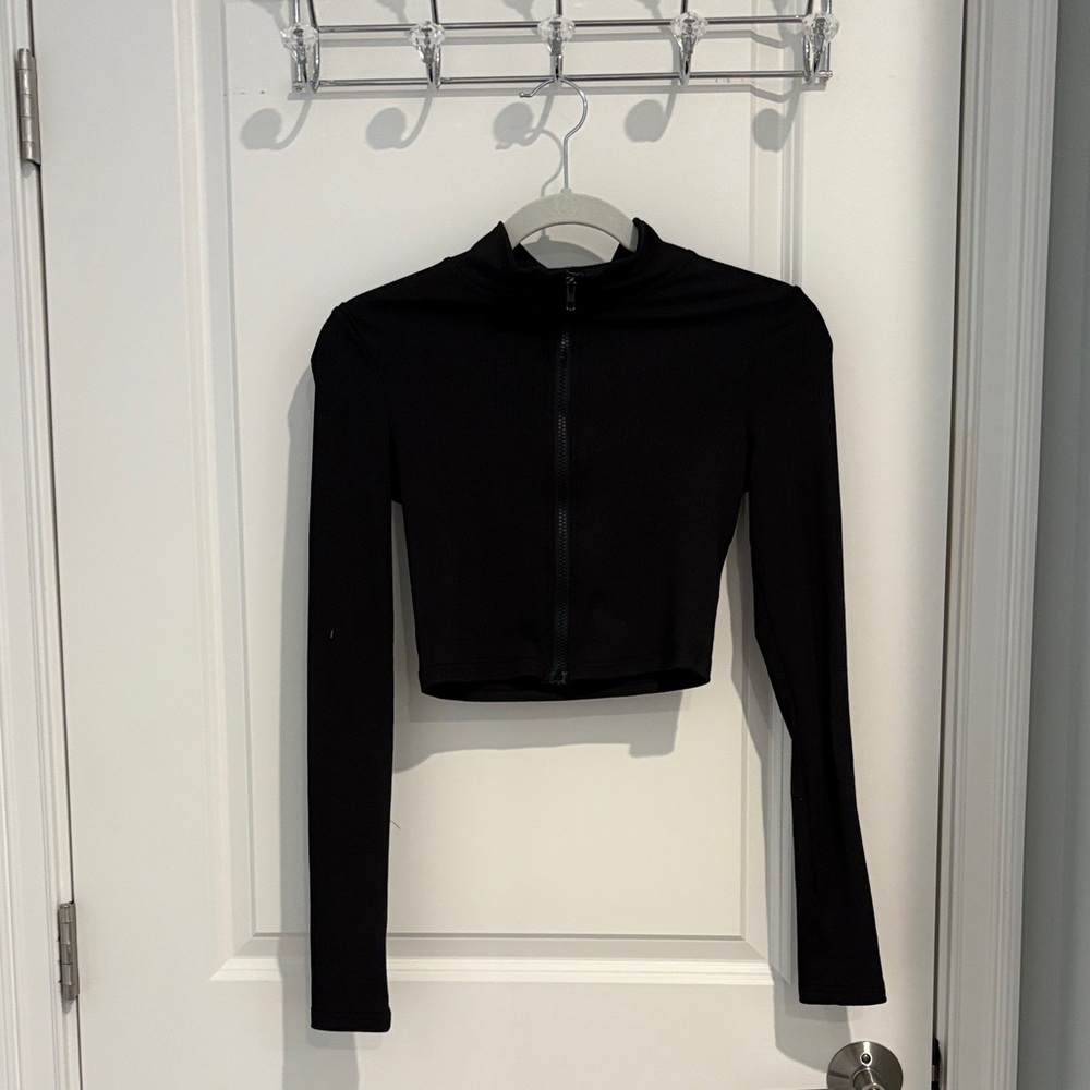 Black Zip-Front Long Sleeve Crop Top